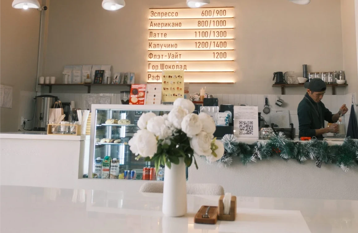 Arabica coffee bar and barista at work